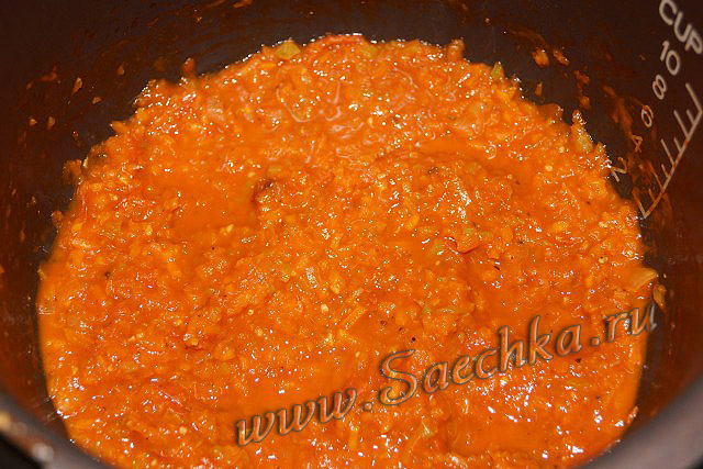Приготовление пикши в томатно-овощном соусе - шаг 2