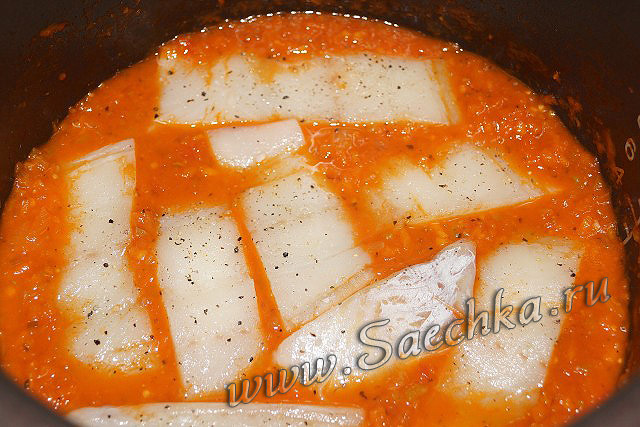 Приготовление пикши в томатно-овощном соусе - шаг 3