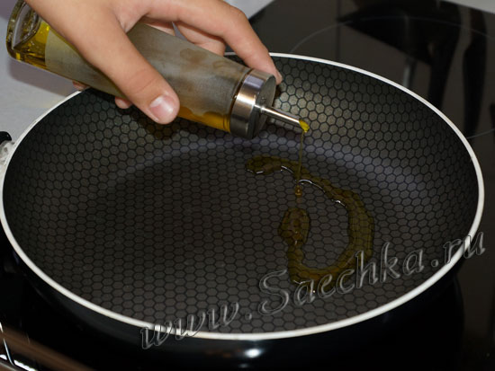 Шаг 6: На сковороду наливаем масло