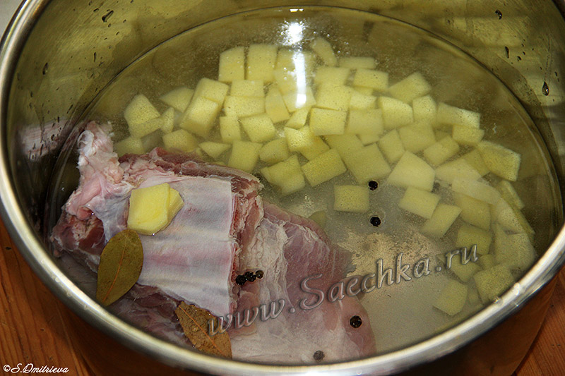 Картофель и мясо для фасолевого супа