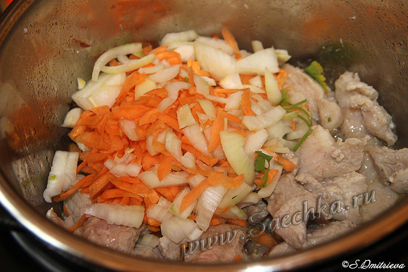 Тушеная свинина с овощами в майонезно-горчичном соусе