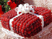 Торт с ягодами «Подарок»