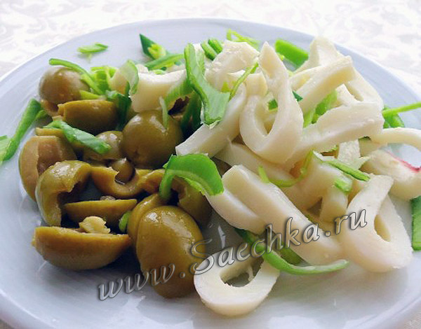 Салат из кальмаров с оливками