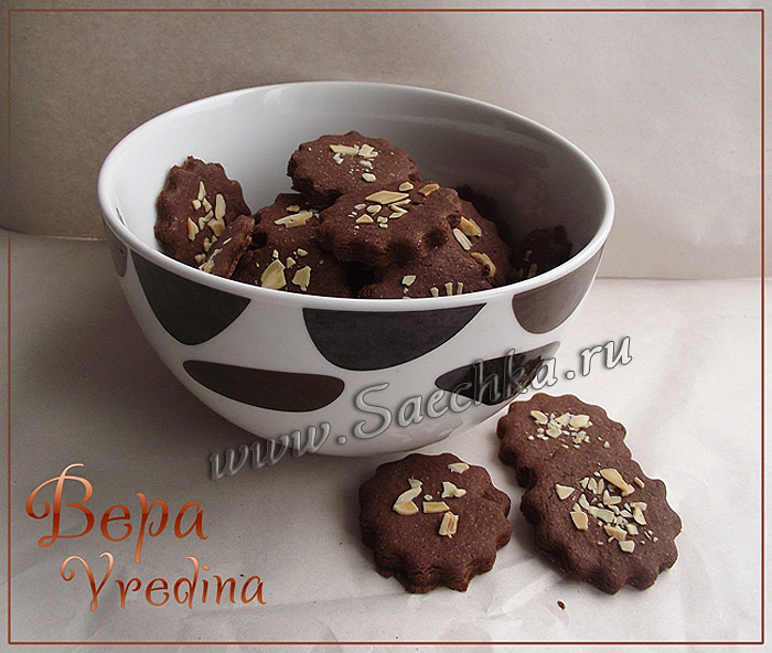 Шоколадное печенье с миндалем