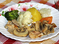 Паровые овощи с курицей и грибами