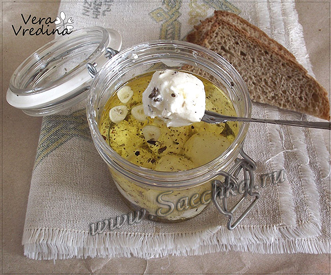 Маринованный в оливковом масле сыр