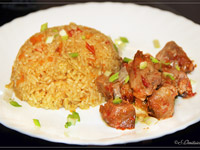 Мясо в баклажанном соусе и рис с овощами