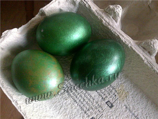 Как покрасить яйца в зелёный цвет
