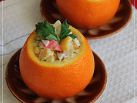 «Крабовый» салат в апельсинах