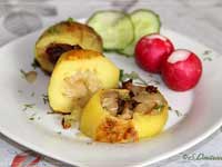 Картофель, фаршированный луком и грибами