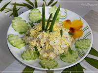 Рыбный салат яйцом и огурцом