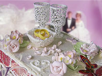 Торт на годовщину свадьбы с бокалами из айсинга