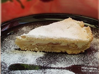 Яблочный пирог с бисквитным покрытием