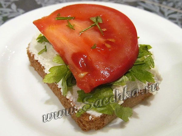 Бутерброд с творогом, зеленью и помидорами