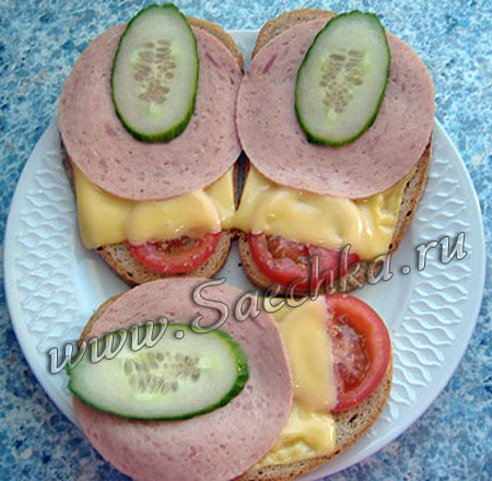 Горячие бутерброды с сыром и помидором