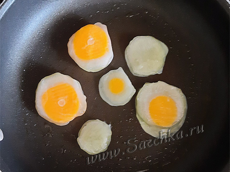 Яичница из яиц