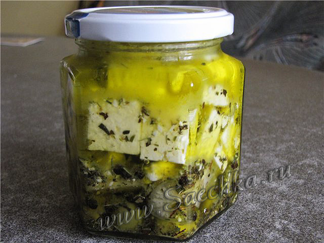 Сырные кубики из брынзы в оливковом масле