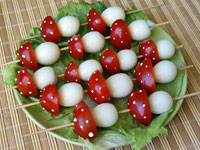 «Мухоморы» из яиц и помидоров