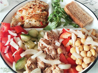 Салат с нутом и тунцом