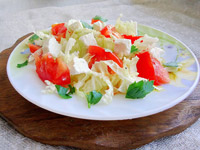 Салат овощной с рассольным сыром