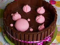 Шоколадный торт со свинками