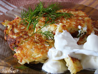 Картофельные драники с сыром и шпикачками