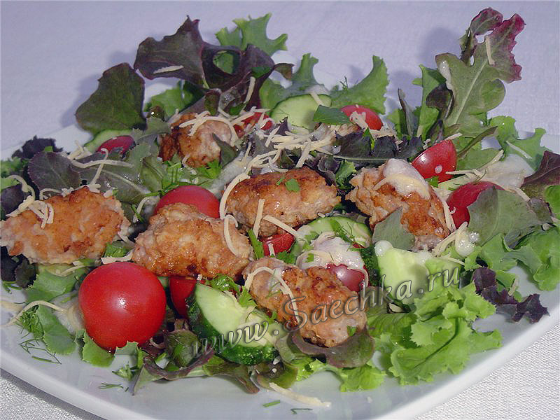 Оригинальный салат с мини-котлетами