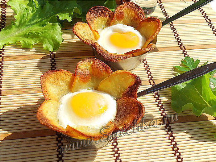Вкусная яичница в картофельных лепестках
